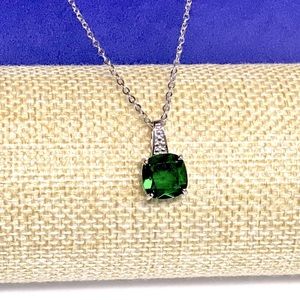 NEW Green and Silver Tone Necklace
